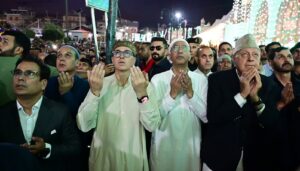 وزیر اعلیٰ عمر عبد اللہ نے ہفتہ کو عید میلاد النبی ﷺ کے موقع پر حضرت بل درگاہ میں زائرین کے ساتھ نماز مغرب ادا کی۔ اور موئے مقدس کی زیارت کی ۔ان کے ہمراہ ان کے والد ڈاکٹر فاروق عبد اللہ، مشیر ناصر اسلم وانی اور رکن اسمبلی زدی بل تنویر صادق بھی شریک ہوئے۔