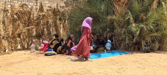 © UNHCR/Ahmed Elshamikh سوڈان سے حال ہی میں پناہ کے لیے لیبیا پہچنے والا ایک خاندان۔
